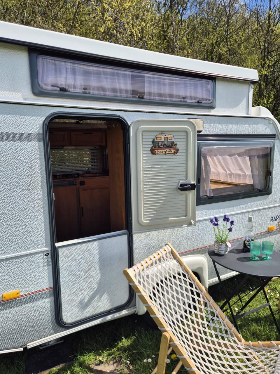 Te koop: Mooie Rapido Club 32 lichtgewicht hefdak caravan!