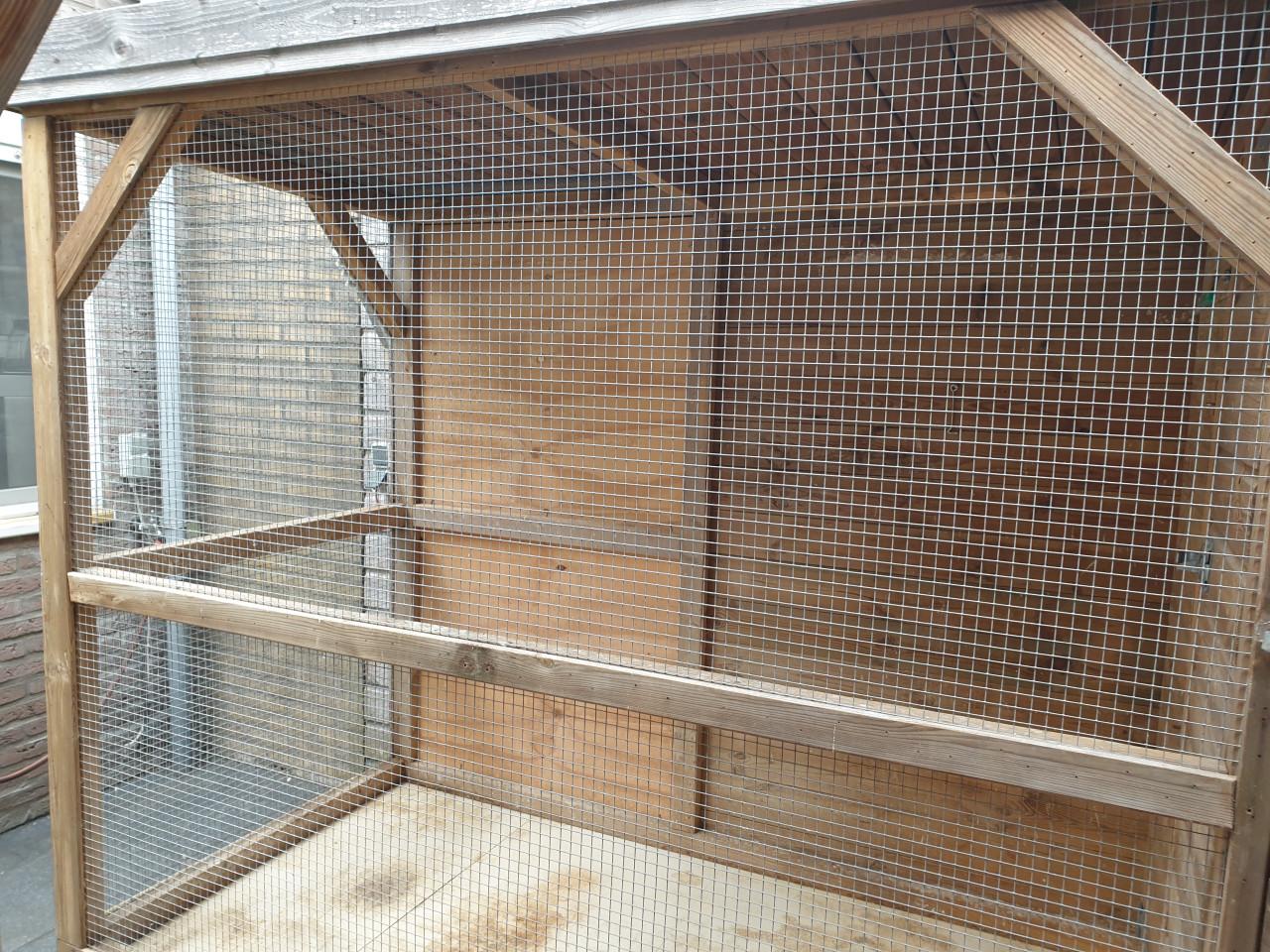 Voliere met regenton