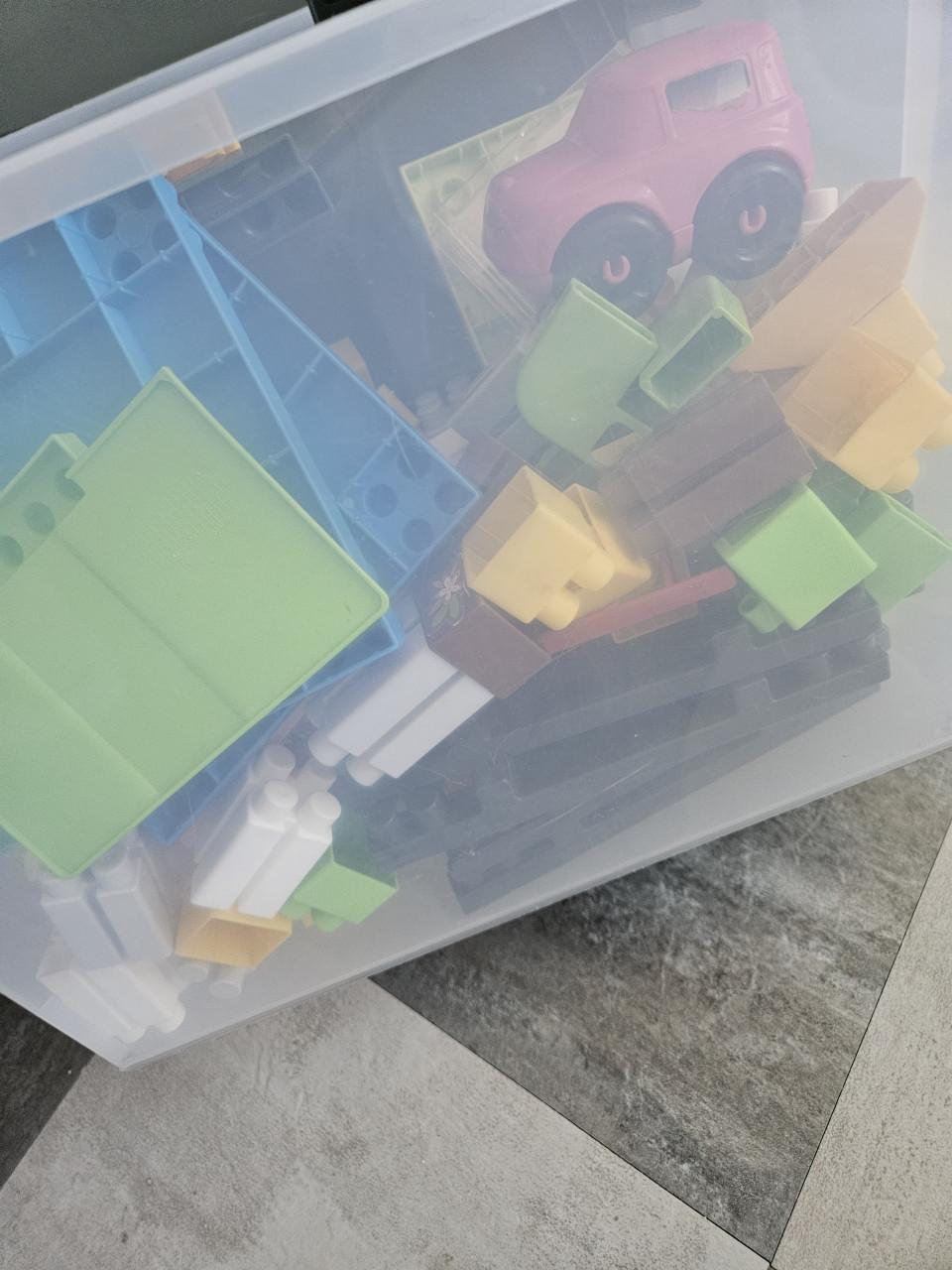 Bak met plastic bouwblokken