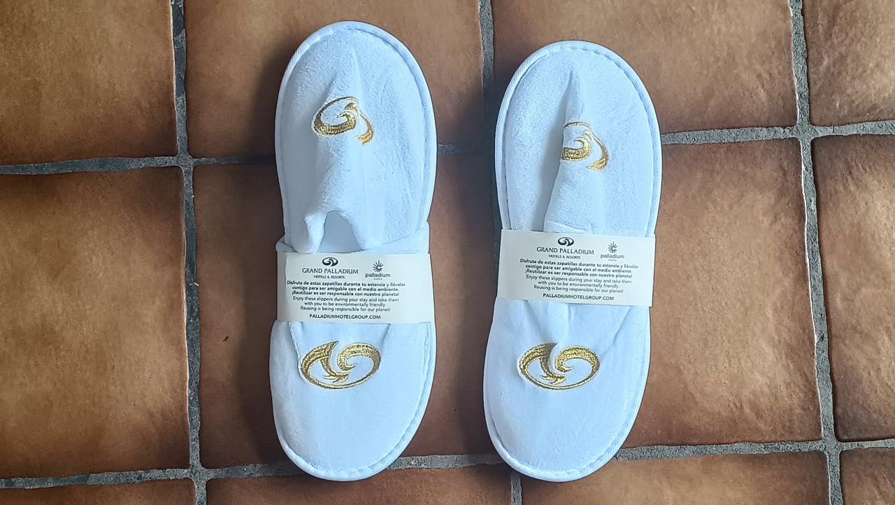 2 paar hotel/sauna badslippers van stof. Nieuw. Maat ongeveer 44-46.