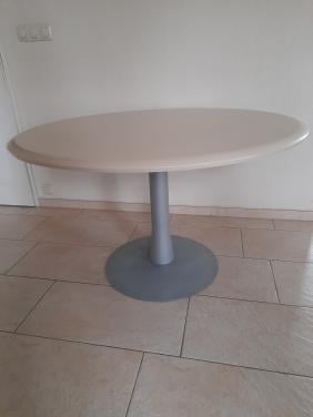 Stevige ronde tafel 120 x 72H (in goede nette staat )