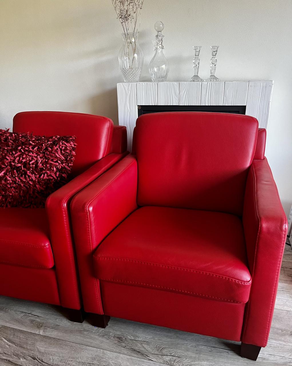 2 rode leren stoelen