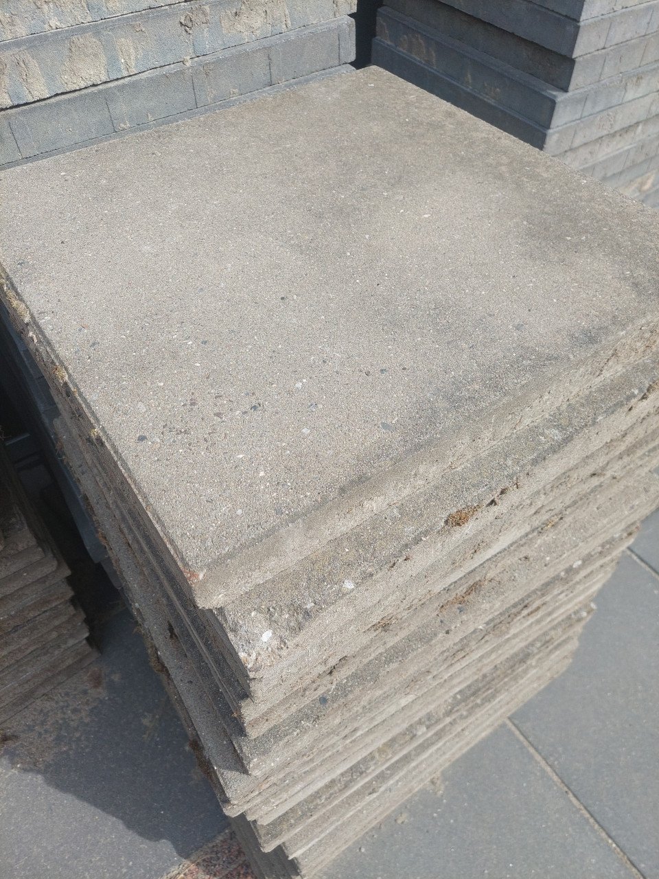 Betontegels 84 stuks 50 x 50 (en 6 tegels 60 x 60 licht motief)