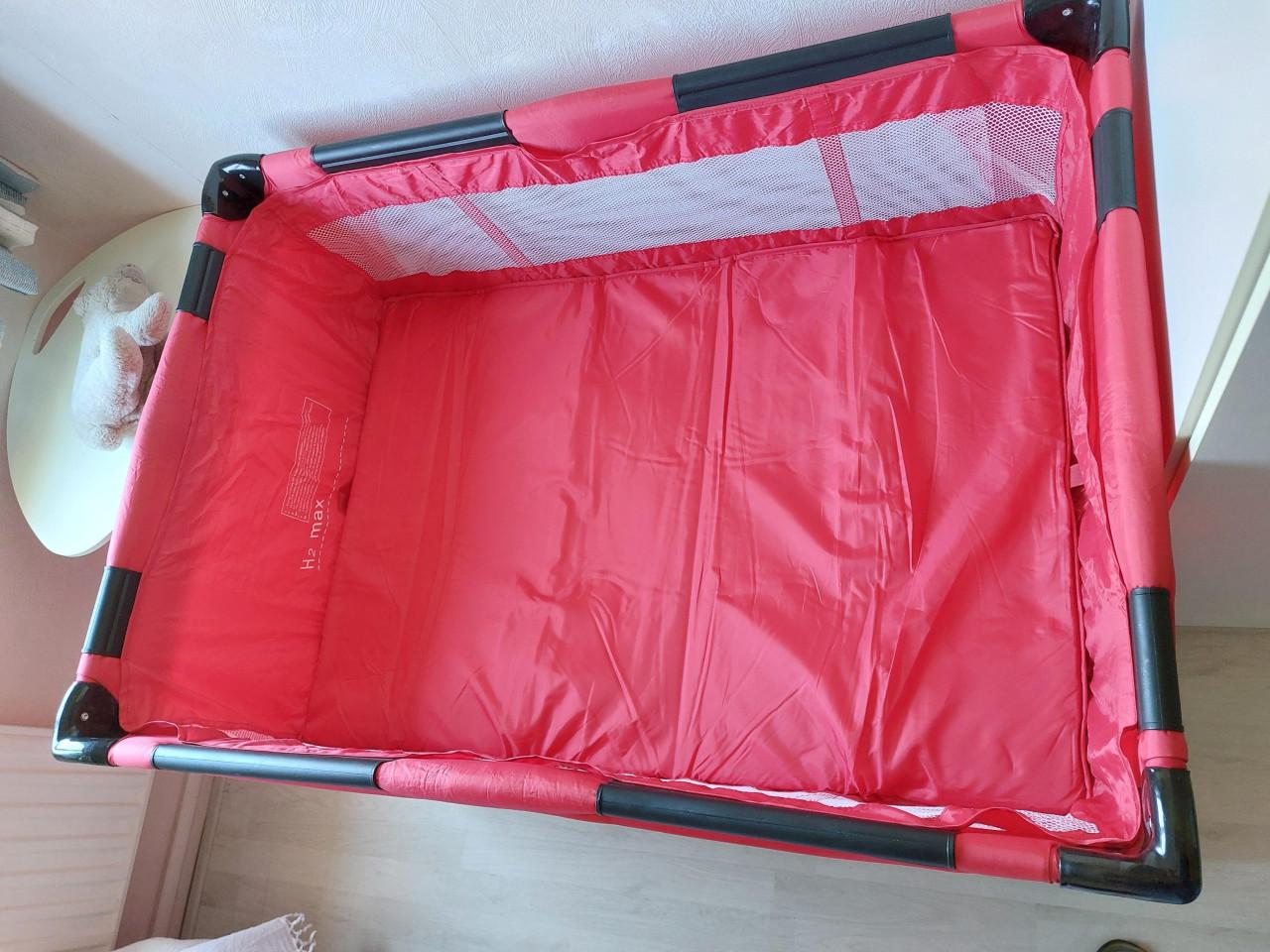2 hoogten verstelbaa,r erg rood, logeer/kampeer, kinder/babybedje