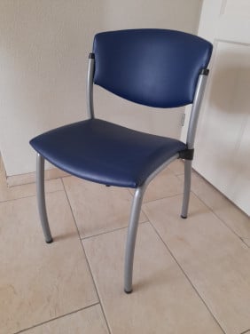 10 Stevige nette ( vergader ) stoelen (in goede nette staat )
