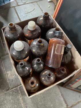 Dozen met oude apothekersflessen