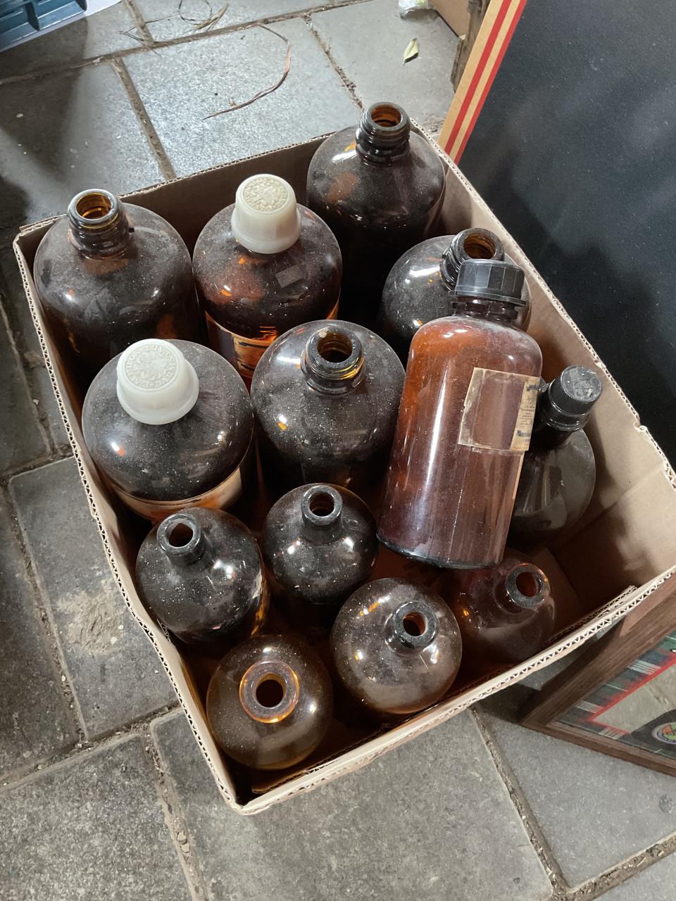 Dozen met oude apothekersflessen