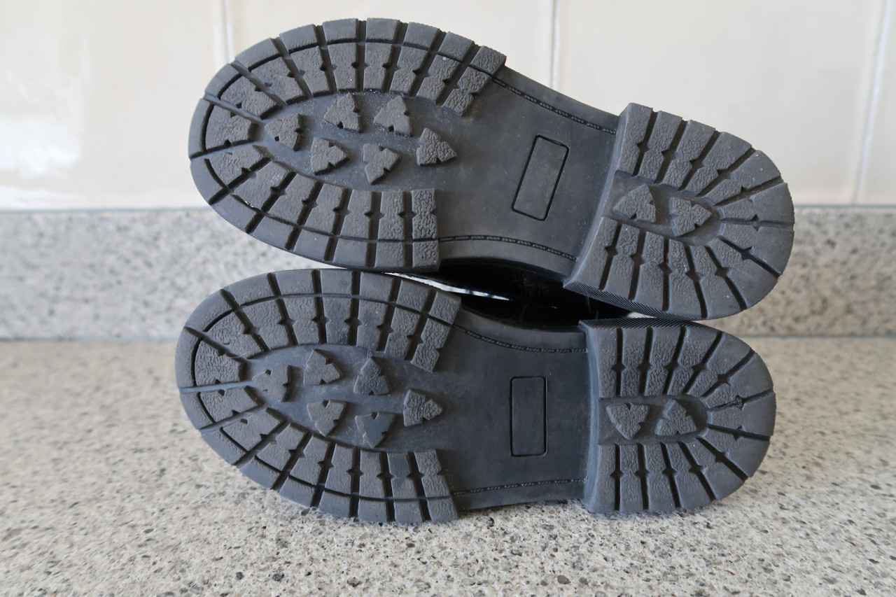 Kinderlaarsjes/veterboot, zwart, met ritsje in maat 30 €5,00