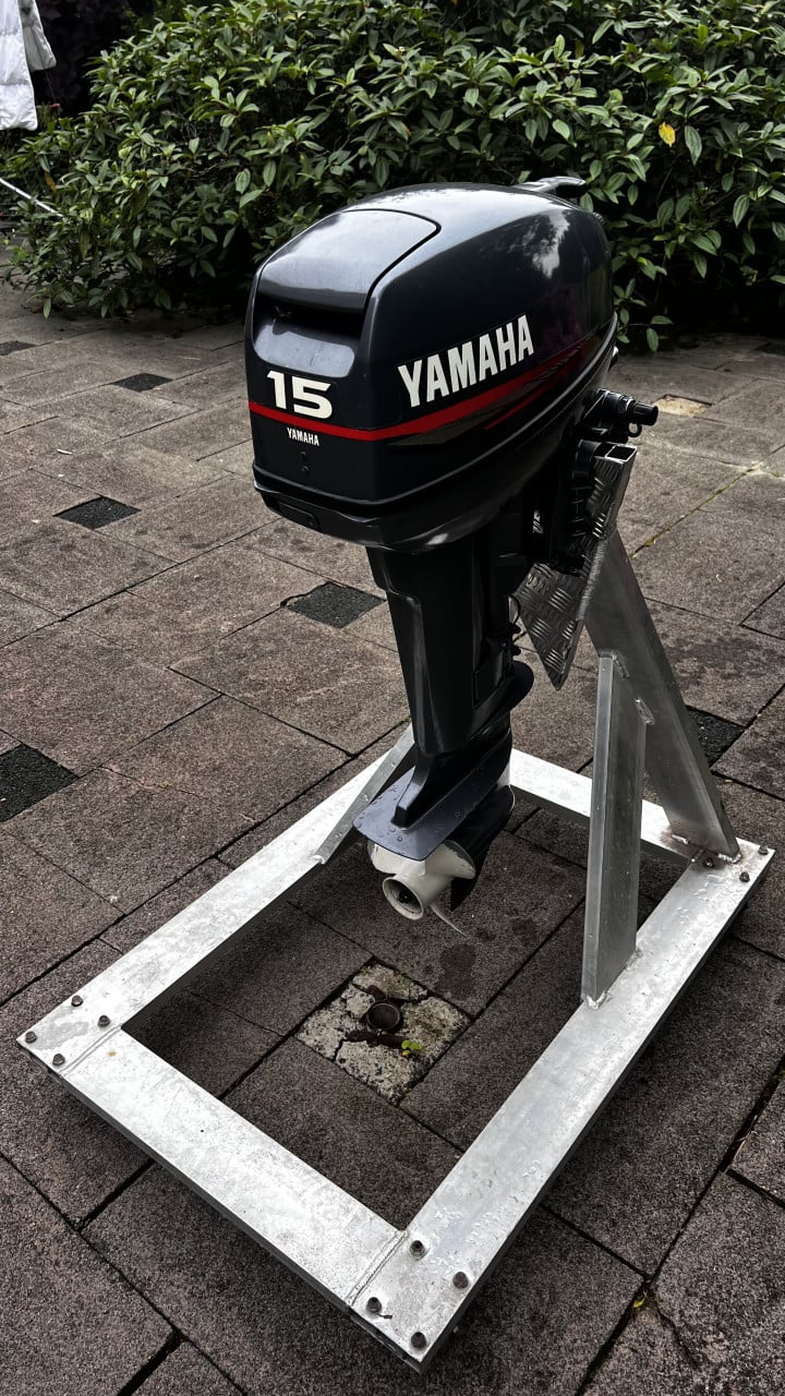 Zodiac rubberboot met 15 PK sterke buitenboordmotor en Pega Trailer.