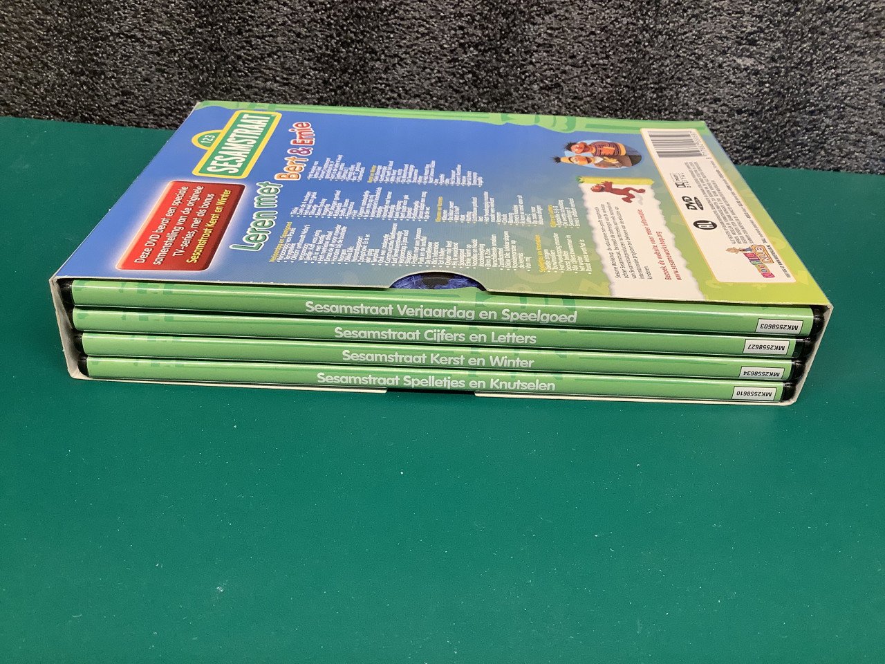 DVD box van Sesamstraat. Leren met Bert & Ernie classics.