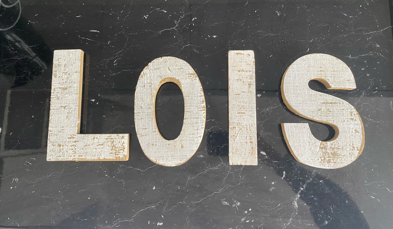 Letters hout “LOIS”
