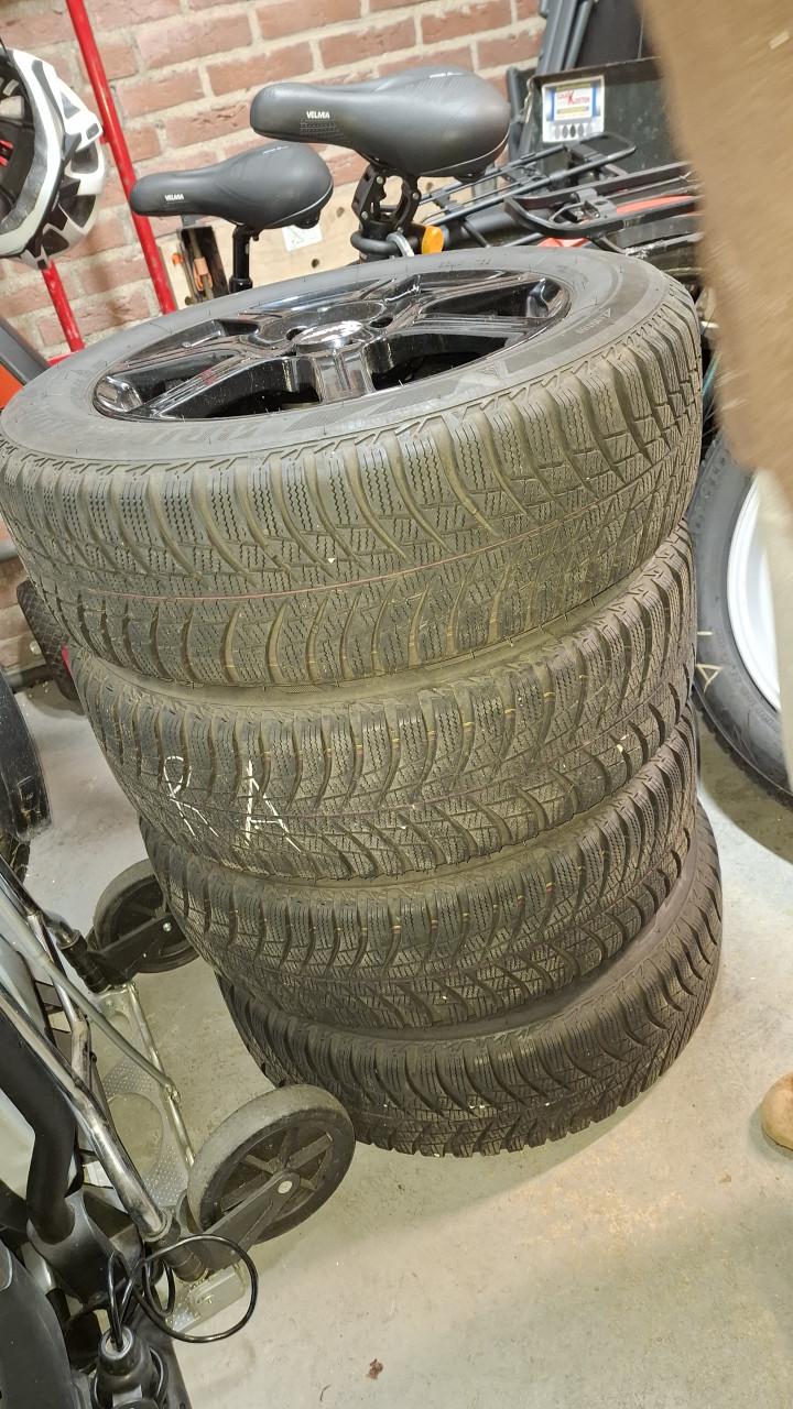 Winterbanden 185/65R15  met velgen steekmaat 4x100