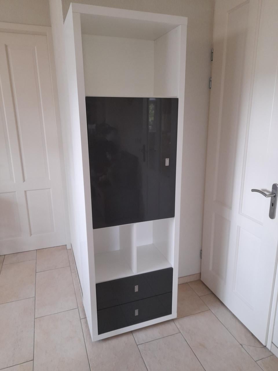 4 X Prachtige XOOON kastEN 40 x 65 x 208 ( in goede nette staat)