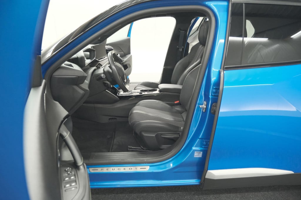 Peugeot E-2008 ev gt 50 kwh | 3 fase | trekhaak | panoramadak | adaptieve c