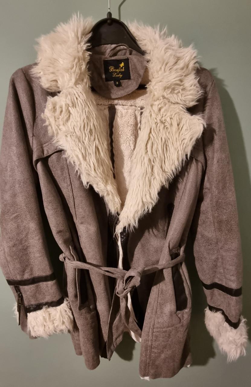 Mooie jas met bontkraag - Maat S