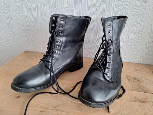 Korte laarsjes maat 40