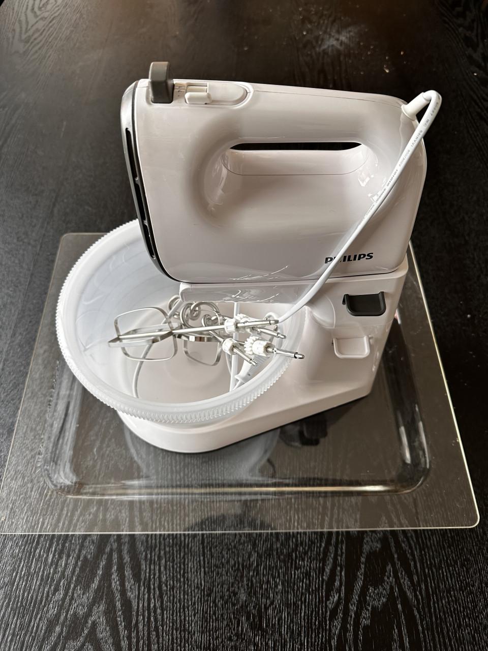 Philips mixer met roerkom, haken en glazen bakplaat.