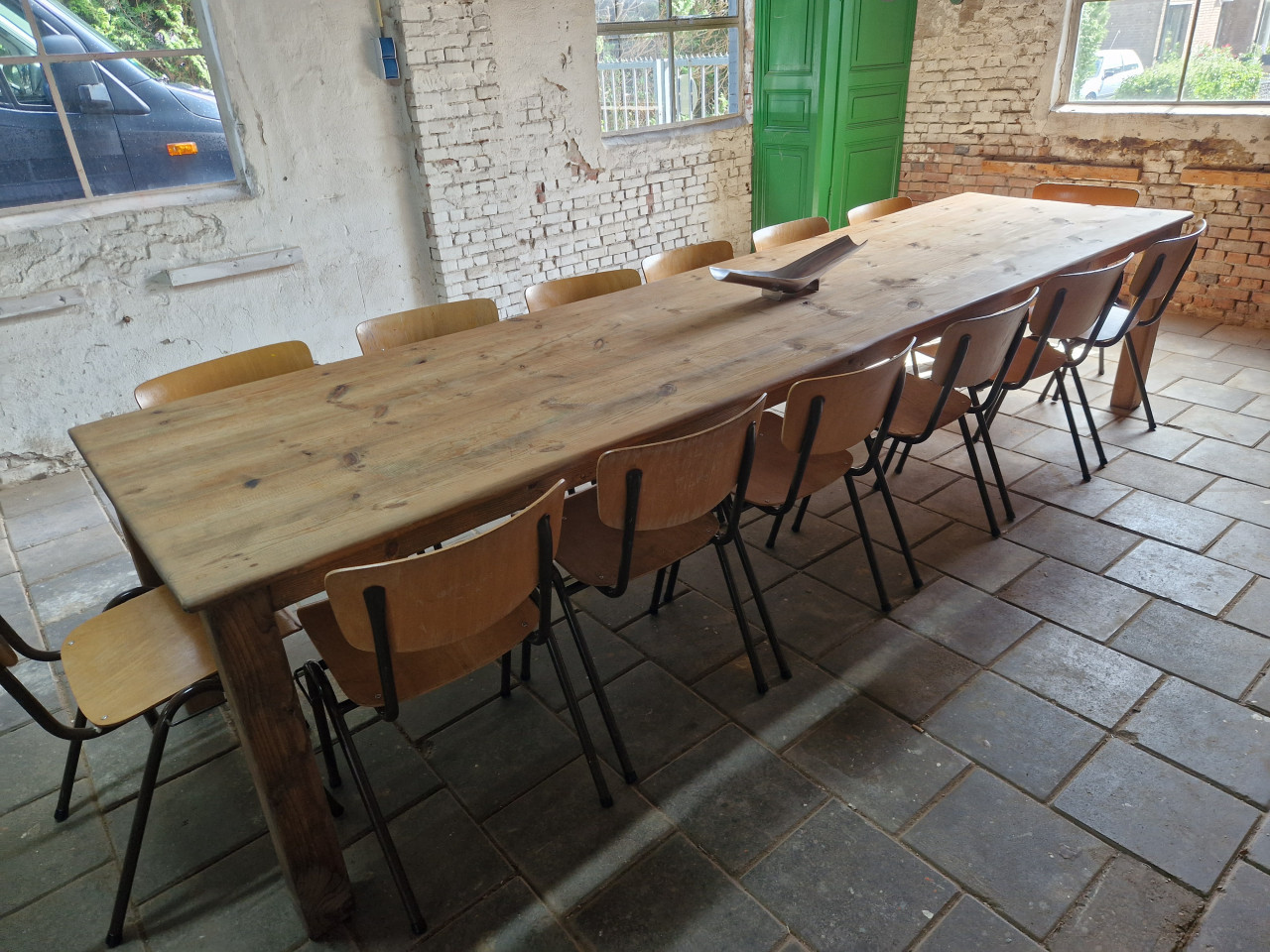 Stamtafel 360 cm met 14 stoelen