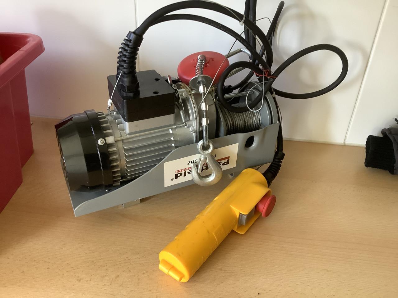 Te koop : een zo goed als nieuwe Pattfield PE-250 SHZ elektrische lier