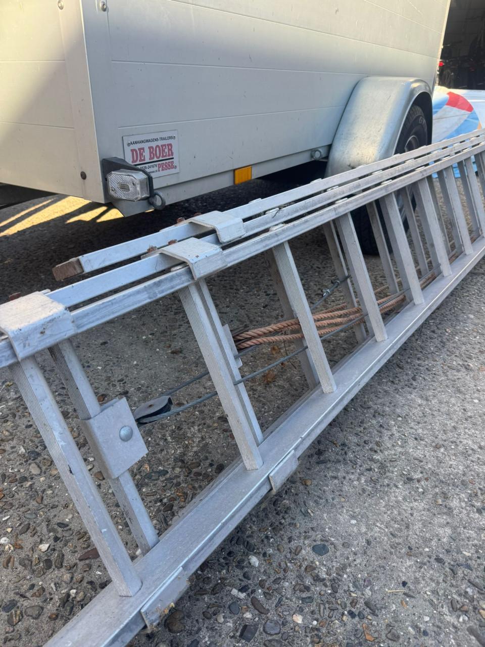 Uitschuifbare degelijke grote ladder