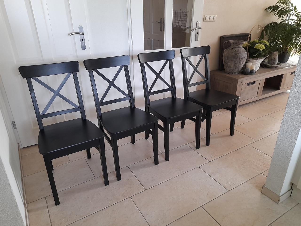 4 nette stoelen (z.g.a.n.) eventueel met kussens!