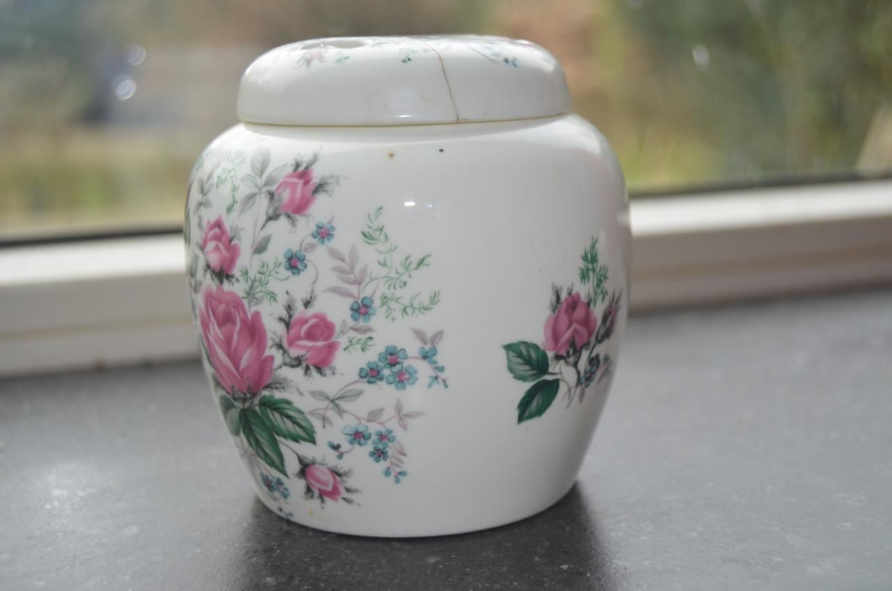 Roy Kirkham Staff. bone China potpourri potje