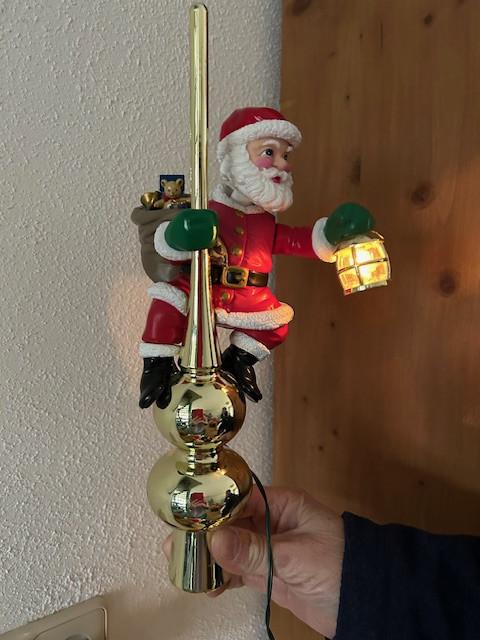 Bewegende Kerstman op piek. met lampje.