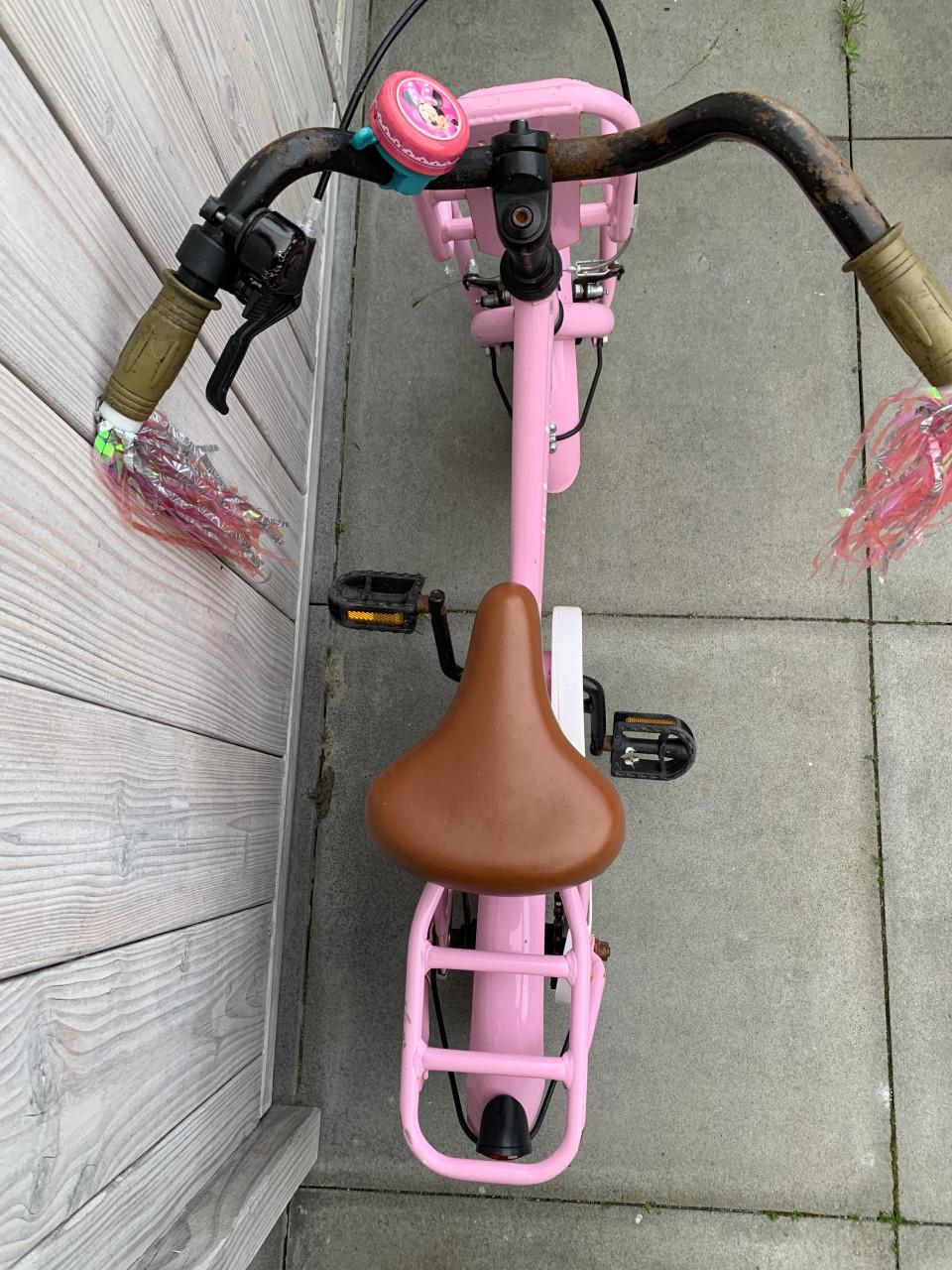 Een roze kinderfiets van het merk Liberty 12inch