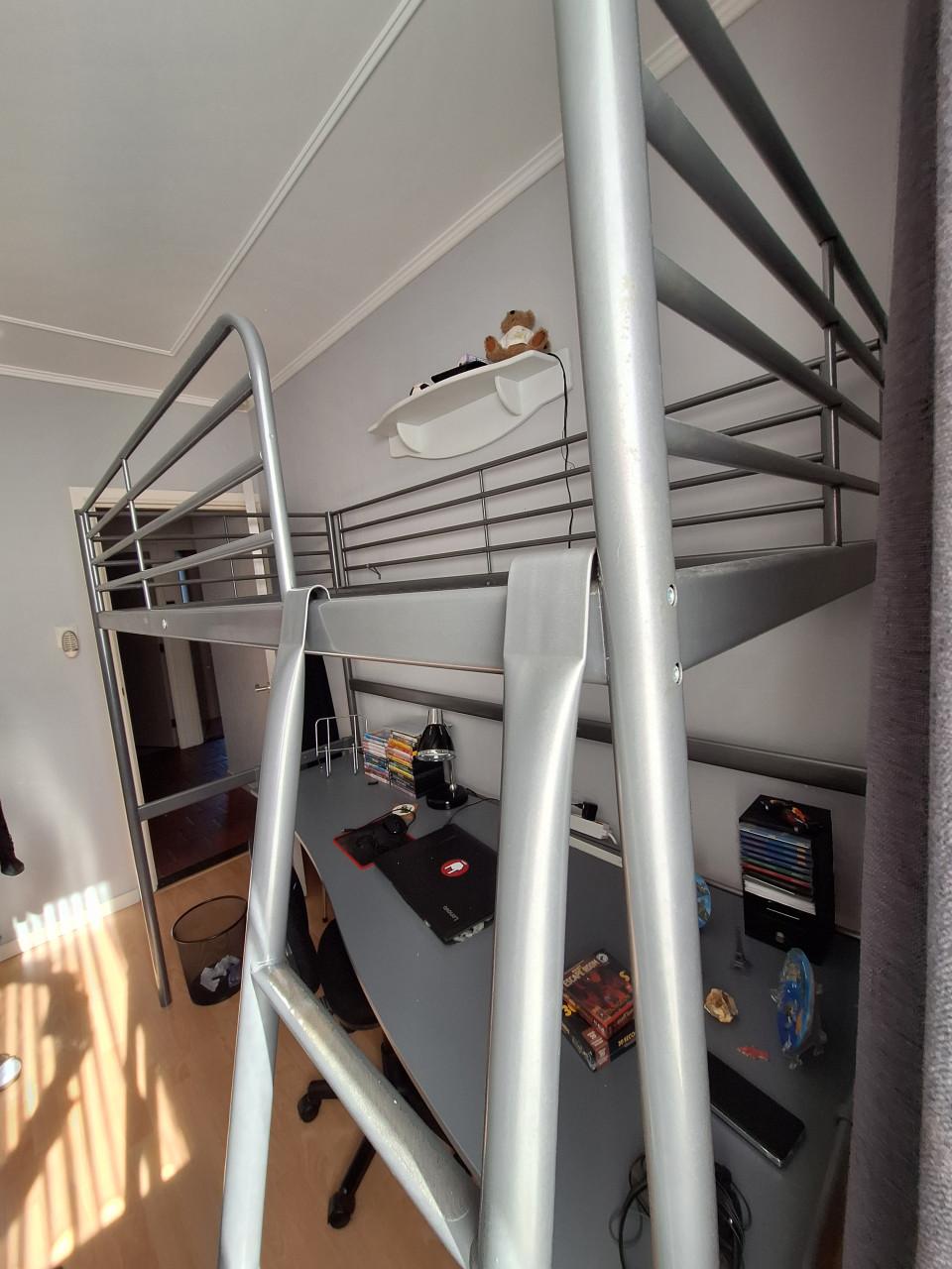 Ruime hoogslaper met bureau 90x200cm, grijs gecoat € 80,-