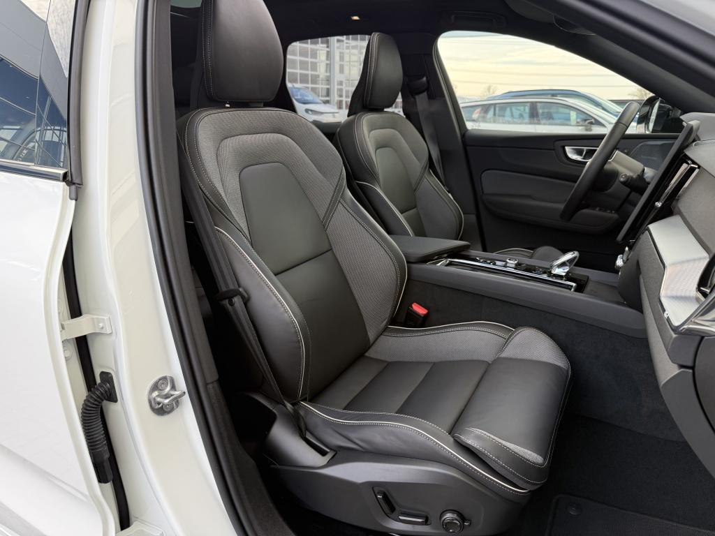 Volvo XC60 t6 398pk recharge dark black edition| panodak| luchtvering| trek