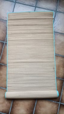Rieten strandmatje. Maten: 180 cm x 51 cm. Matje is gebruikt.