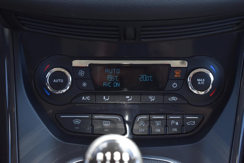 Ford Kuga 1.5 titanium | volledig dealer onderhouden | trekhaak | 1800kg tr