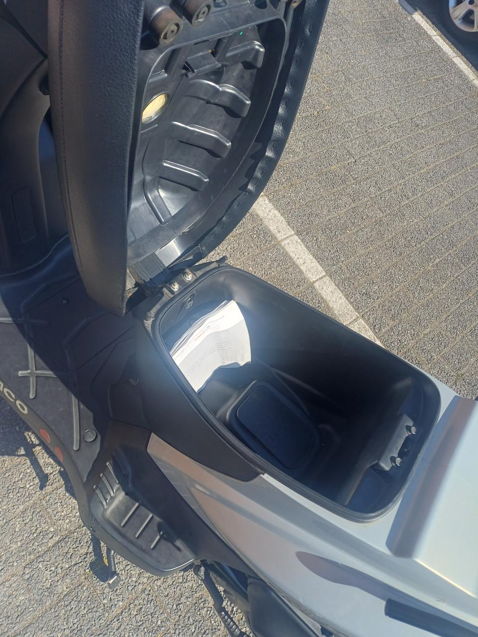 Grijze kymco scooter te koop