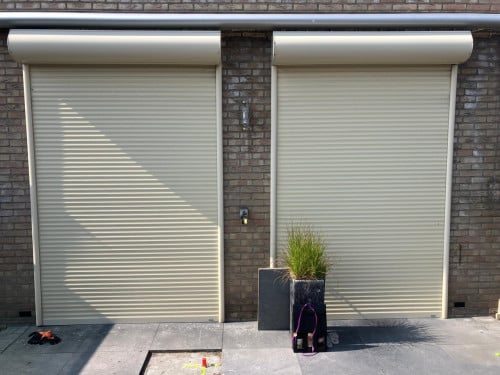 Elektrisch bediende rolluiken cremekleurig