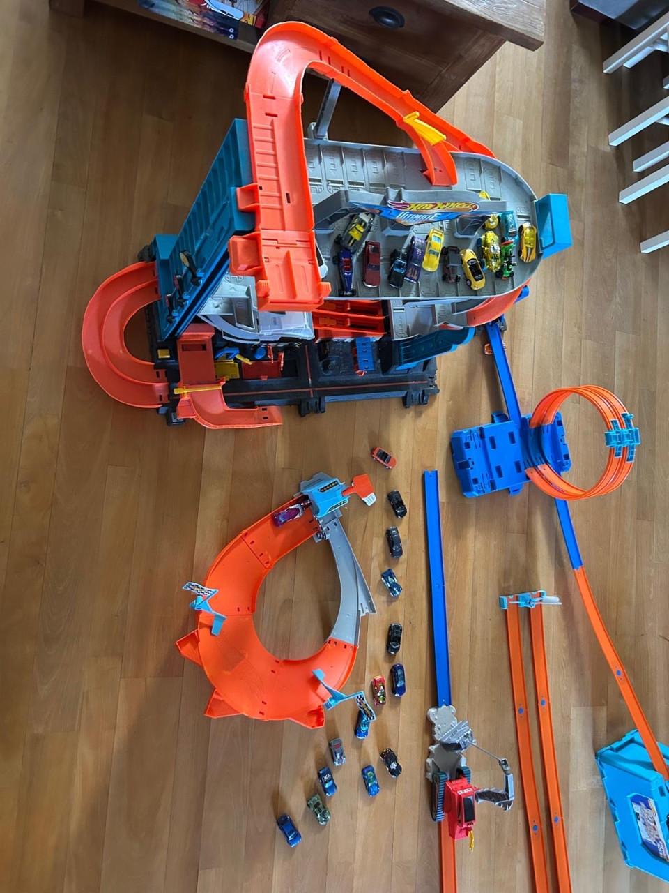 Hot Wheels garage en verschillende banen plus autootjes