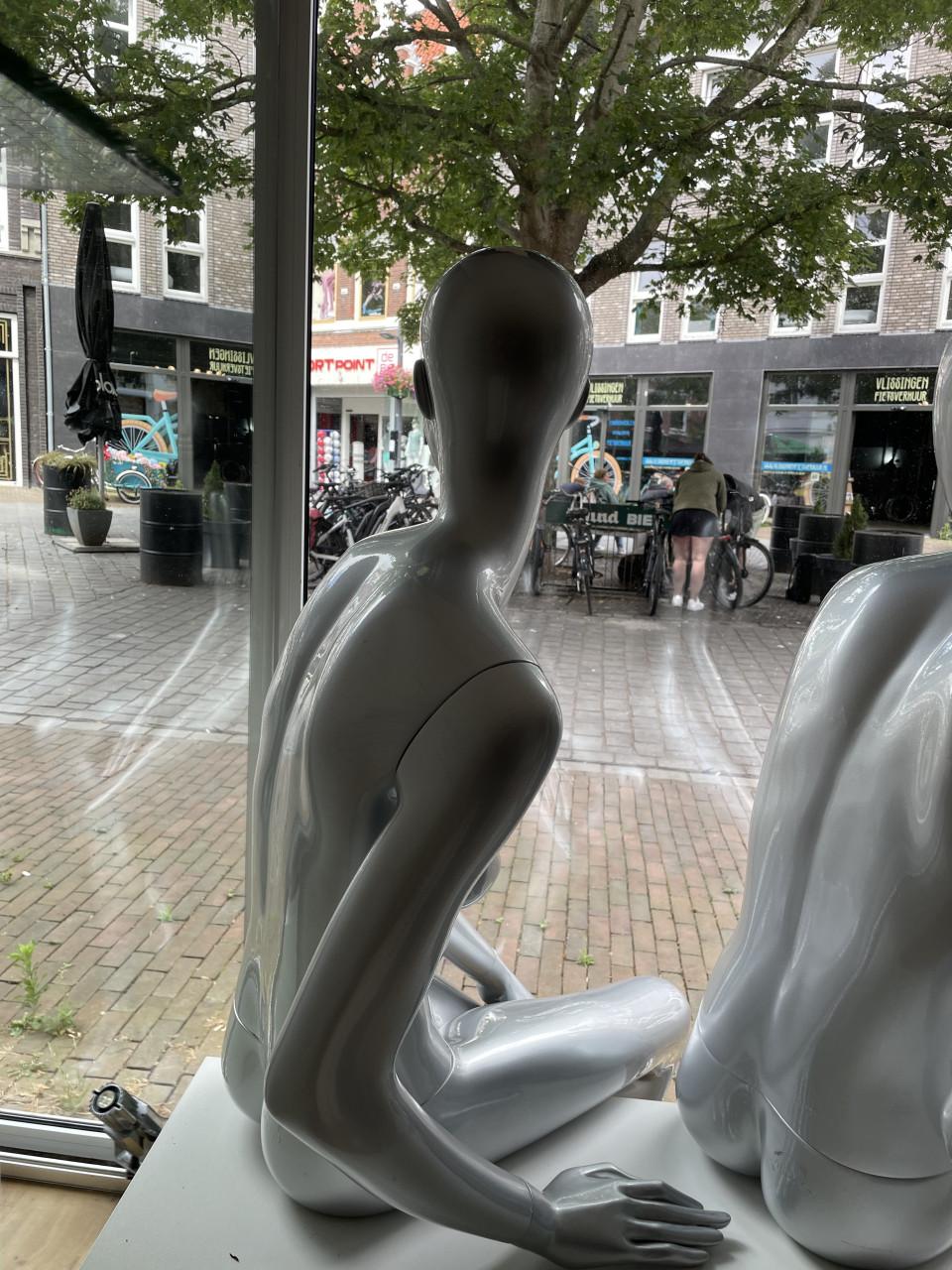 Glansgrijze zittende design paspoppen