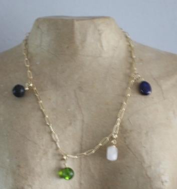 Goudkleurige ketting met stenen hangers