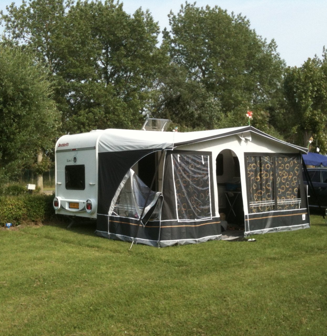 Dethleffs 410TK Caravan | stapelbed  | voortent + zakluifeltent