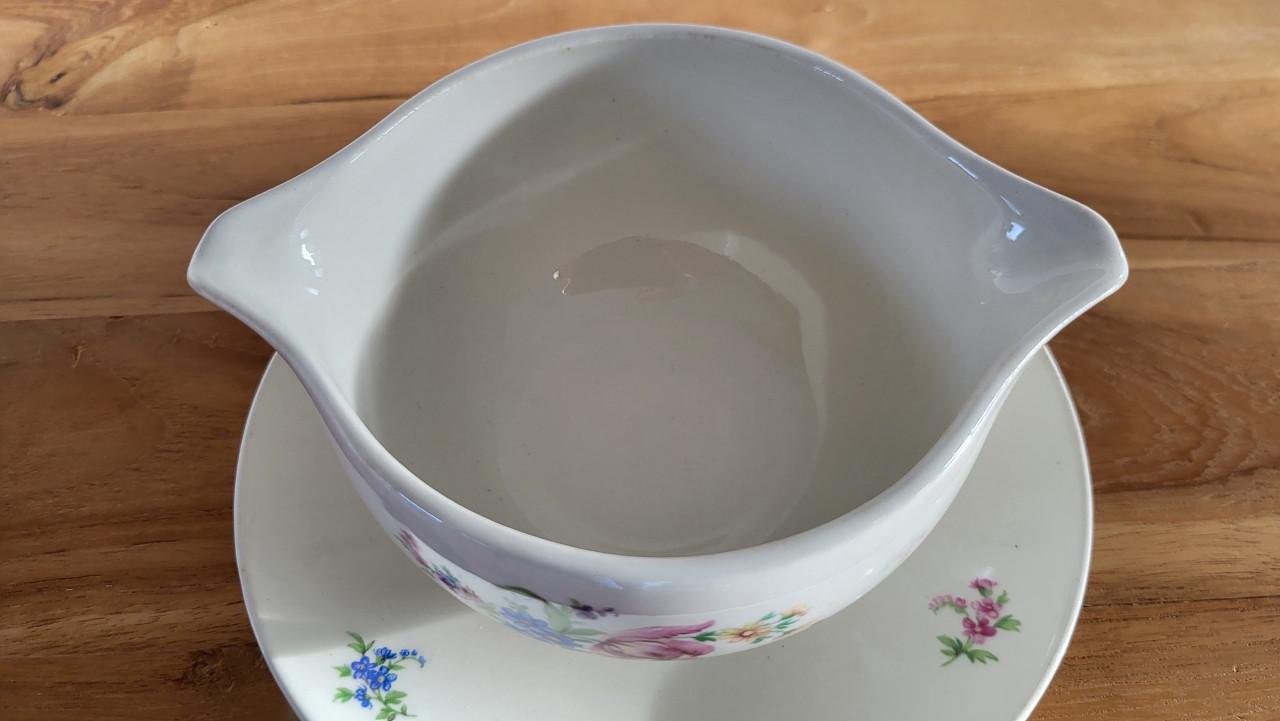 P. Regout Maastricht sauskom met bloemendecor (Pioenroos)