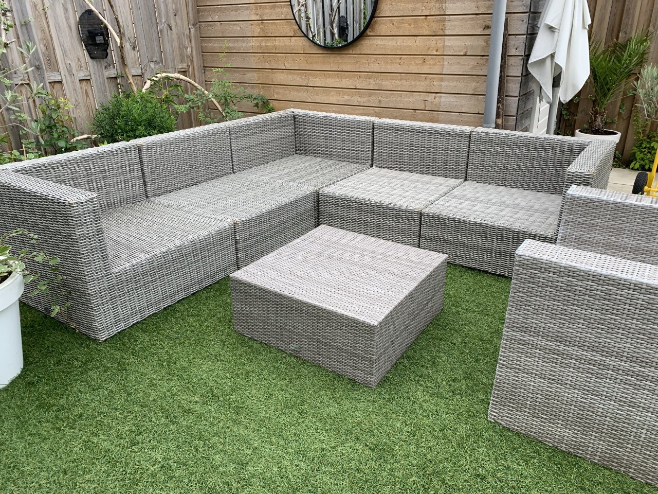 Loungeset riet, met kussens en tafel en stoel