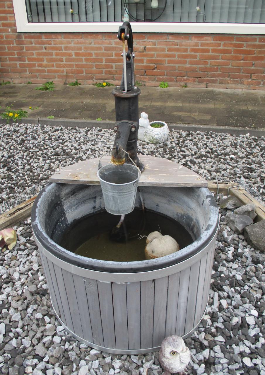 Leuke water  Arnament   (ton met waterpomp)