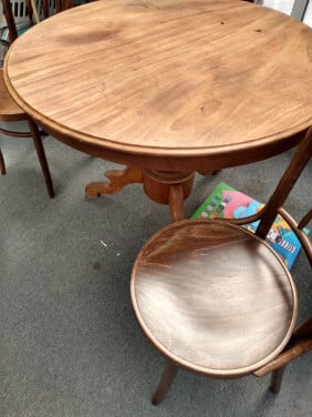 Stoelen en tafel