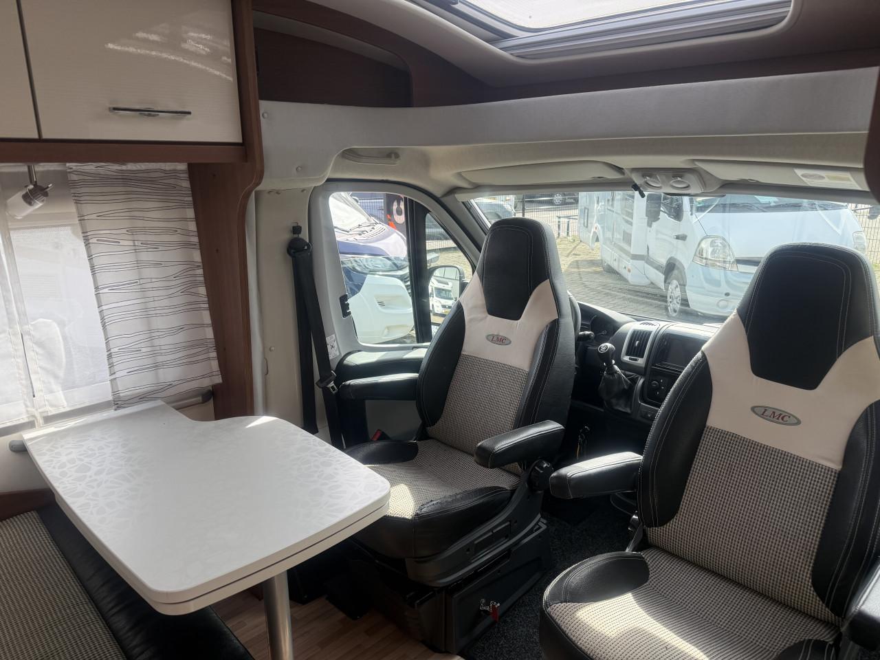 LMC Breezer V646G. Black-line ( 2x lengte bedden, zeer netjes ,dak airco)