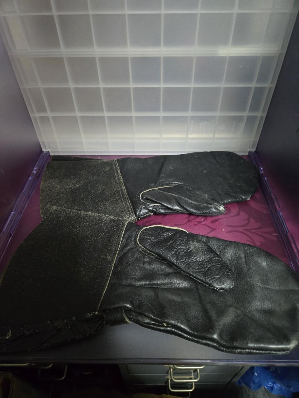 Vintage leren handschoenen of wanten,