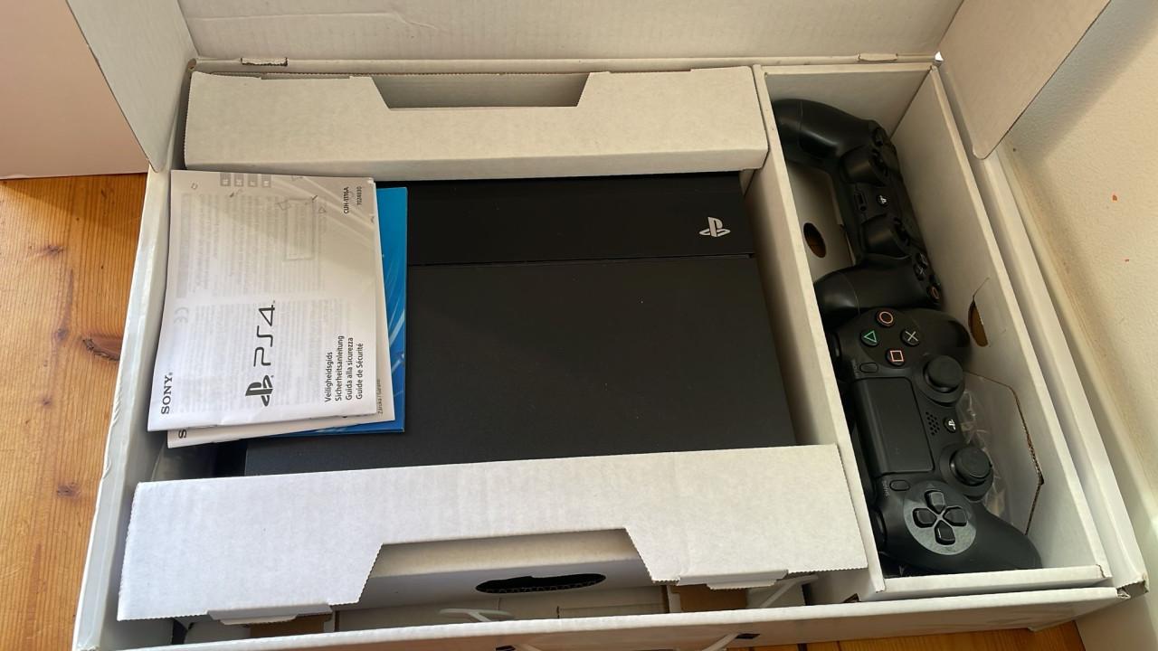 PlayStation 4 + 2 DS4 + 5 games (o.a. GTA & CoD)