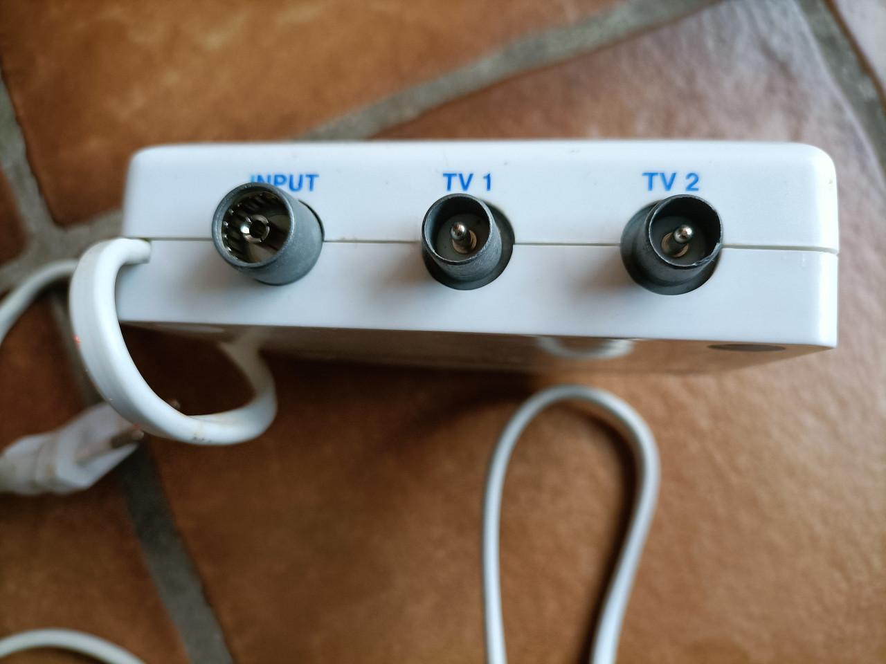 Antenne kastje Amplifier voor tv. 230V AC/50Hz.