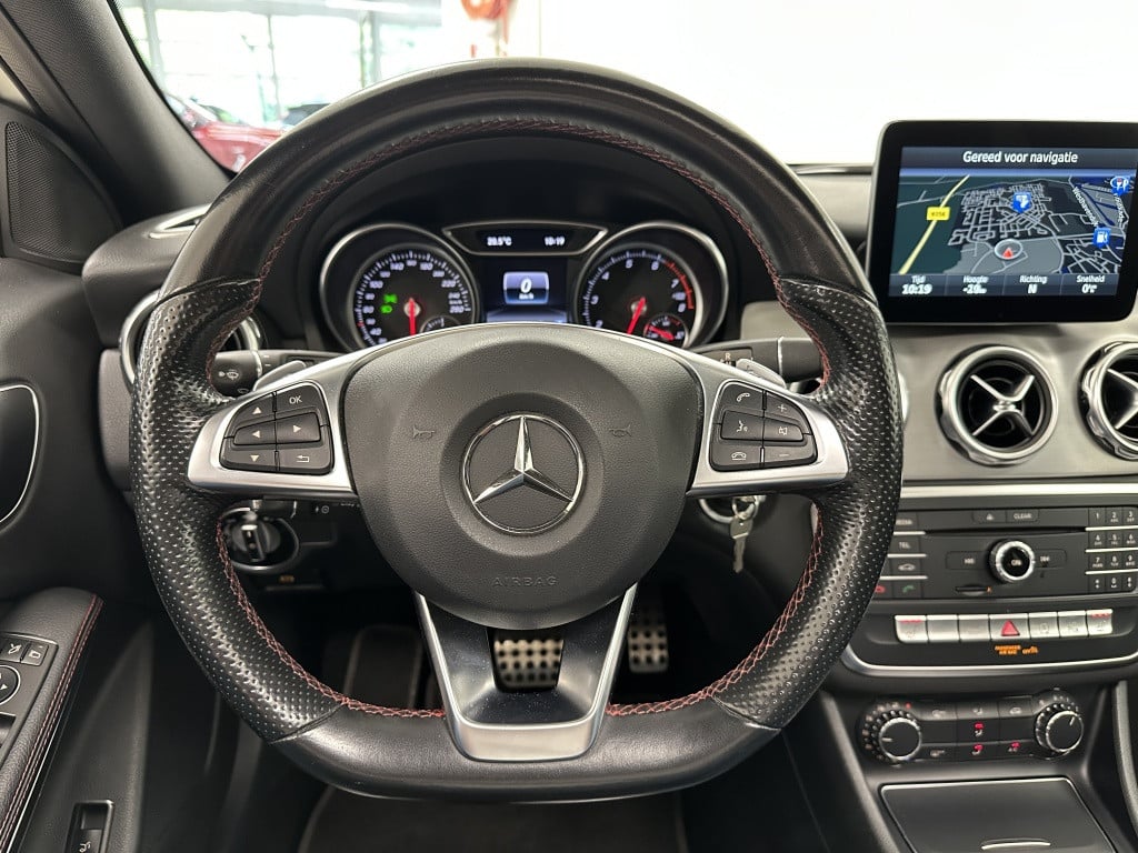 Mercedes-Benz Gla-klasse 200 amg premium | trekhaak | panoramadak | camera 