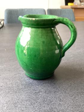 Vintage Geglazuurde groen aardewerk kannetje.