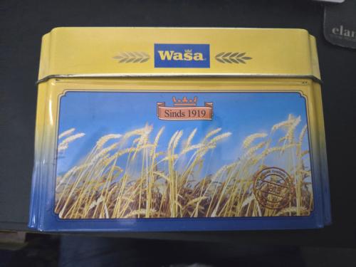 Klassiek geel-blauw Wasa knäckebröd blik. . 19x8x13cm