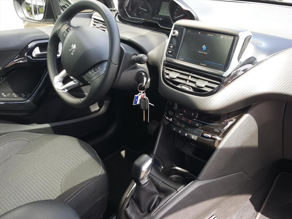 Peugeot 208 blue l. allure 1.5 bluehdi-100pk apple carplay & android auto |